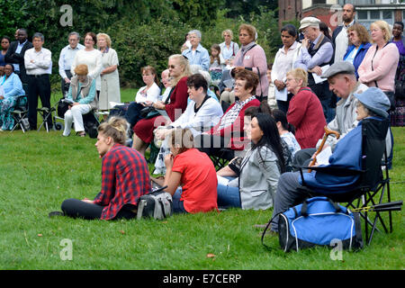 Fallowfield, Manchester, UK 13. September 2014 hält die Legion Mariens ihren 41. Annual Rosenkranz Kreuzzug in Platt Fields Park. Rund sechzig Katholiken besuchen, rezitieren den Rosenkranz, singen Lieder und mit einer kleinen Prozession. Fr Simon Stamp, ein junger Priester aus Accrington, gab eine kurze Predigt. Rosenkranz Kreuzzug Manchester, UK Stockfoto