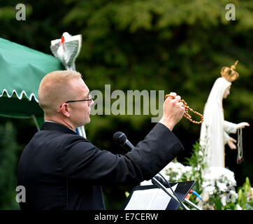 Fallowfield, Manchester, UK 13. September 2014 Fr Simon Stamp, ein junger Priester aus Accrington, hält Rosenkranz in seiner kurzen Predigt. Die Legion Mariens hält seinen 41. Annual Rosenkranz Kreuzzug in Platt Fields Park. Rund sechzig Katholiken besuchen, rezitieren den Rosenkranz, singen Lieder und mit einer kleinen Prozession. Rosenkranz Kreuzzug Manchester, UK Stockfoto