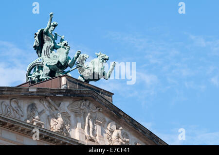 Detail der Statue Quadriga auf dem Brandenburger Tor in Berlin, Deutschland Stockfoto