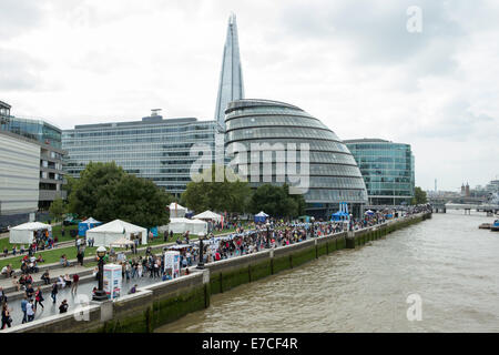 London, UK. 13. September 2014.   Auf halbem Weg durch den Monat lang völlig Thames Festival, eine Vielzahl von Bands und Sängern durchgeführt im Schatten der Tower Bridge und Rathaus Credit: Neil Cordell/Alamy Live News Stockfoto