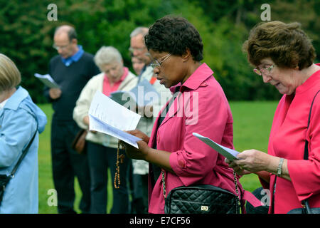 Fallowfield, Manchester, UK 13. September 2014 hält die Legion Mariens ihren 41. Annual Rosenkranz Kreuzzug in Platt Fields Park. Rund sechzig Katholiken besuchen, rezitieren den Rosenkranz, singen Lieder und mit einer kleinen Prozession. Fr Simon Stamp, ein junger Priester aus Accrington, gab eine kurze Predigt. Rosenkranz Kreuzzug Manchester, UK Stockfoto