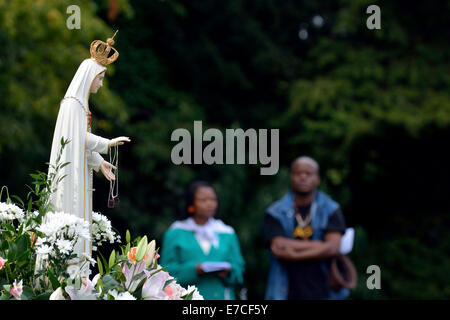 Fallowfield, Manchester, UK 13. September 2014 Statue unserer lieben Frau an der Front als das zentrale Bild steht. Die Legion Mariens hält seinen 41. Annual Rosenkranz Kreuzzug in Platt Fields Park. Rund sechzig Katholiken besuchen, rezitieren den Rosenkranz, singen Lieder und mit einer kleinen Prozession. Fr Simon Stamp, ein junger Priester aus Accrington, gab eine kurze Predigt. Rosenkranz Kreuzzug Manchester, UK Stockfoto