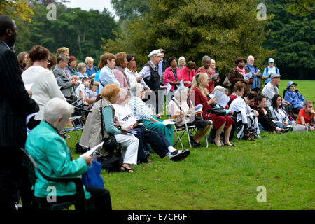Fallowfield, Manchester, UK 13. September 2014 hält die Legion Mariens ihren 41. Annual Rosenkranz Kreuzzug in Platt Fields Park. Rund sechzig Katholiken besuchen, rezitieren den Rosenkranz, singen Lieder und mit einer kleinen Prozession. Fr Simon Stamp, ein junger Priester aus Accrington, gab eine kurze Predigt. Rosenkranz Kreuzzug Manchester, UK Stockfoto