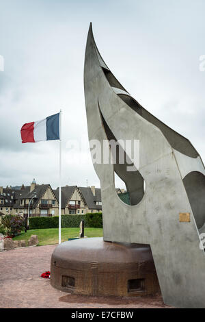 Die Flamme-Denkmal am Sword Beach, Ouistreham, Normandie, Frankreich. Stockfoto