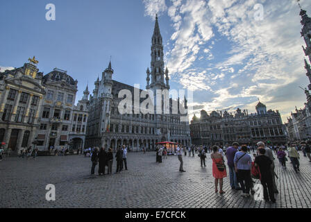 Bei einem Spaziergang im Grand Place / Grote Markt im Laufe des Tages Stockfoto