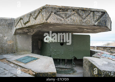 Deutsch WW1 Bunker bewaffnet mit zwei zweiten Weltkrieg Kanone am Deich an Saint-Aubin-Sur-Mer, Normandie, Frankreich Stockfoto