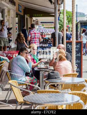 Llandudno Clwyd Wales Großbritannien. Mans Hut hinter sich gelassen und vergessen auf outdoor-Esstisch von café Stockfoto