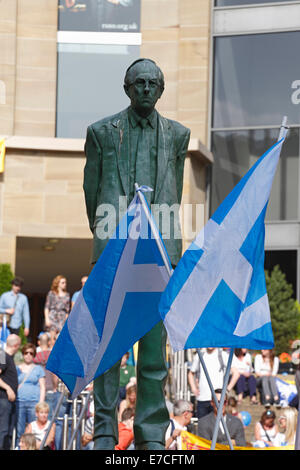 Buchanan Street, Glasgow, Schottland, Großbritannien, Samstag, 13. September 2014. Am letzten Wochenende vor den Wahlen am Donnerstag Yes Vote-Aktivisten nehmen in die Innenstadt neben der Statue des verstorbenen Labour-MSP Donald Dewar der erste erste Minister von Schottland Stockfoto