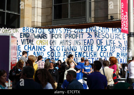 Buchanan Street, Glasgow, Schottland, Großbritannien, Samstag, 13. September 2014. Am letzten Wochenende vor den Wahlen am Donnerstag Yes Vote Aktivisten nehmen in die Innenstadt, um die Wähler zu prüfen Stockfoto