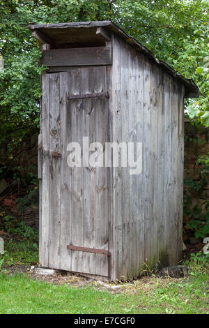 Ländliche hölzerne Nebengebäude, alte Toilette im Garten, Tschechische Republik Stockfoto