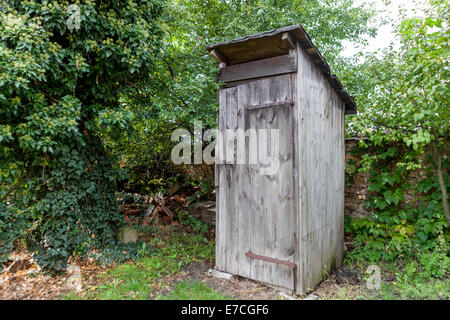 Ländliches hölzernes Toilettenhaus in einem Garten Toilette Natur Tschechien Stockfoto