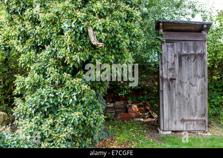 Ländliche hölzerne Nebengebäude WC-Haus in einem Garten Stockfoto