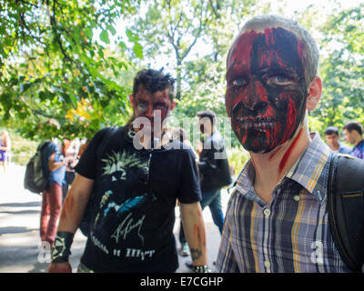 Kiew, Ukraine. 13. September 2014. Menschen gekleidet wie ein Zombie auf einer Straße bei einem Zombie-Spaziergang Paraden-In Kiew die Menge übergeben von The walking dead. Eine der Hauptanforderungen der Parade war, "Lasst uns Essen Gehirne, behalten uns aber im Schlamm! Bildnachweis: Igor Golovnov/Alamy Live-Nachrichten Stockfoto