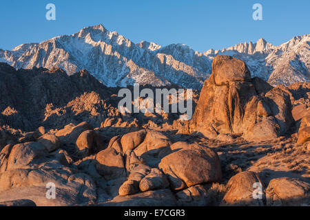 Am frühen Morgen Licht auf die Berge der Sierra Nevada, Alabama Hills, California, CA, USA Stockfoto