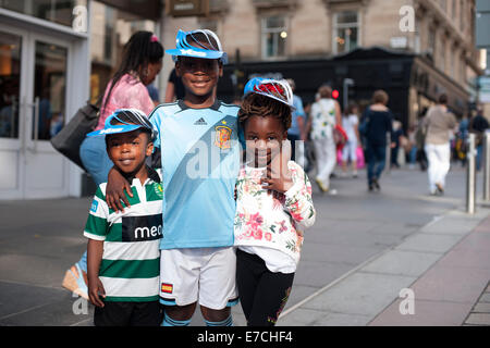 Glasgow, Schottland. 13. September 2014. Drei schwarze Kinder mit ja Unterstützer Hüte während der führen bis zu den schottischen Unabhängigkeitsreferendum auf Buchanan Street, Glasgow, Schottland auf Samstag, 13. September 2014 Credit: Iona Shepherd/Alamy Live News Stockfoto