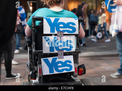 Glasgow, Schottland. 13. September 2014. Ja Plakate aufhängen von der Rückseite des jungen Frauen Rollstuhl während der Führung zu den schottischen Unabhängigkeitsreferendum auf Buchanan Street, Glasgow, Schottland auf Samstag, 13. September 2014 Credit: Iona Shepherd/Alamy Live News Stockfoto