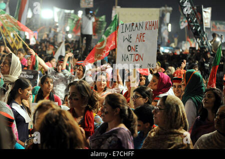 Islamabad. 13. Sep, 2014. Unterstützer von Pakistan Tehrik-e-Insaf Leader Imran Khan versammelten sich während einer Anti-Regierungs-Protest vor dem Parlamentsgebäude in Islamabad, der Hauptstadt von Pakistan am 13. September 2014. Anti-Regierungs-Demonstranten unter der Leitung von Oppositionspolitiker Imran Khan und religiöser Führer, den Tahir-Ul-Qadri Mitte August in der Hauptstadt fordern Rücktritt von Premierminister Nawaz Sharif konvergiert über, angebliche Betrug bei Wahlen im vergangenen Jahr. © Ahmad Kamal/Xinhua/Alamy Live-Nachrichten Stockfoto