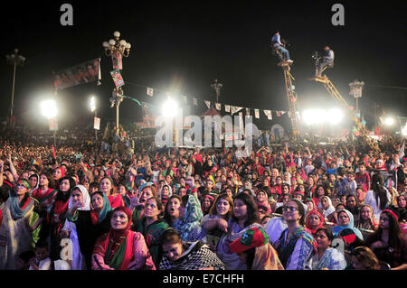 Islamabad. 13. Sep, 2014. Unterstützer von Pakistan Tehrik-e-Insaf Leader Imran Khan versammelten sich während einer Anti-Regierungs-Protest vor dem Parlamentsgebäude in Islamabad, der Hauptstadt von Pakistan am 13. September 2014. Anti-Regierungs-Demonstranten unter der Leitung von Oppositionspolitiker Imran Khan und religiöser Führer, den Tahir-Ul-Qadri Mitte August in der Hauptstadt fordern Rücktritt von Premierminister Nawaz Sharif konvergiert über, angebliche Betrug bei Wahlen im vergangenen Jahr. © Ahmad Kamal/Xinhua/Alamy Live-Nachrichten Stockfoto