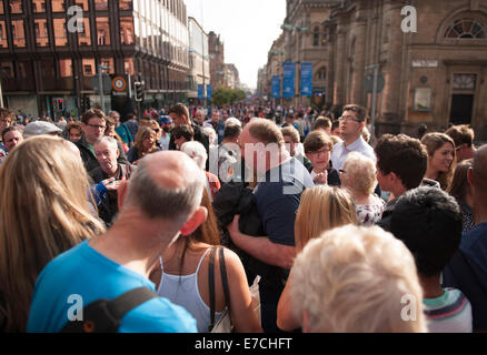 Glasgow, Schottland. 13. September 2014. Ja und keine Fans diskutieren auf der Straße während der führen bis zu den schottischen Unabhängigkeitsreferendum auf Buchanan Street, Glasgow, Schottland auf Samstag, 13. September 2014 Credit: Iona Shepherd/Alamy Live News Stockfoto