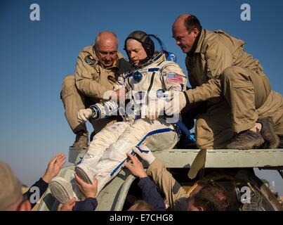 Internationale Raumstation ISS-Expedition 40 Commander Steve Swanson der NASA ist half aus der Sojus-Kapsel, nur wenige Minuten nach der Landung 11. September 2014 in Zhezkazgan, Kasachstan. Swanson, Rückkehr Skworzow und Artemjew zur Erde nach mehr als fünf Monate an Bord der internationalen Raumstation ISS, wo sie als Mitglieder der Expedition 39 und 40 Mannschaften dienten. Stockfoto