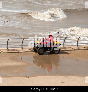 Beach Patrol Officer mit dem Quad Fahrrad direkt am Meer in Blackpool England UK Stockfoto