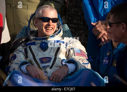 Internationale Raumstation ISS-Expedition 40 Commander Steve Swanson der NASA, sitzen auf einem Stuhl außerhalb der Sojus TMA - 12M-Kapsel nur wenige Minuten nach der Landung 11. September 2014 in Zhezkazgan, Kasachstan. Swanson, Rückkehr Skworzow und Artemjew zur Erde nach mehr als fünf Monate an Bord der internationalen Raumstation ISS, wo sie als Mitglieder der Expedition 39 und 40 Mannschaften dienten. Stockfoto