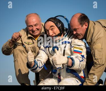 Internationale Raumstation ISS-Expedition 40 Kosmonaut Alexander Skvortsov der russischen Federal Space Agency gibt einen Daumen nach oben, als er aus der Sojus-Kapsel half ist nur wenige Minuten nach der Landung in der Sojus TMA - 12 M 11. September 2014 in Zhezkazgan, Kasachstan Kapsel. Swanson, Rückkehr Skworzow und Artemjew zur Erde nach mehr als fünf Monate an Bord der internationalen Raumstation ISS, wo sie als Mitglieder der Expedition 39 und 40 Mannschaften dienten. Stockfoto