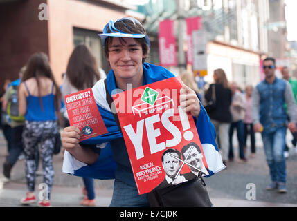 Glasgow, Schottland. 13. September 2014. Ein junger Mann ja Anhänger mit einem Hut und Poster-Kampagne während der führen bis zu den schottischen Unabhängigkeitsreferendum auf Buchanan Street, Glasgow, Schottland Samstag, 13. September 2014 Credit: Iona Shepherd/Alamy Live News Stockfoto