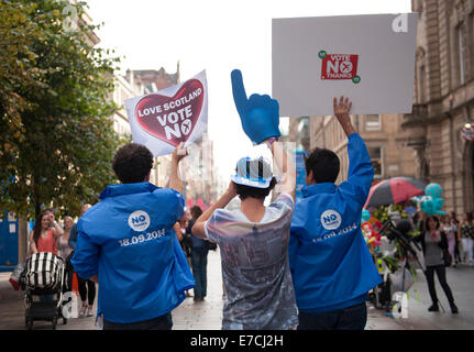 Glasgow, Schottland. 13. September 2014. Ein Junge ja Anhänger geht hinter zwei keine Unterstützer während der Führung bis zu den schottischen Unabhängigkeitsreferendum auf Buchanan Street, Glasgow, Schottland auf Samstag, 13. September 2014 Credit: Iona Shepherd/Alamy Live News Stockfoto