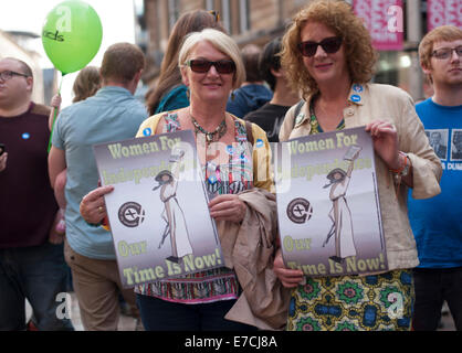 Glasgow, Schottland. 13. September 2014. Zwei weibliche ja Unterstützer halten Plakate lesen Frauen für Unabhängigkeit unserer Zeit während der führen bis zu den schottischen Unabhängigkeitsreferendum auf Buchanan Street, Glasgow, Schottland auf Samstag, 13. September 2014 nun ist Credit: Iona Shepherd/Alamy Live News Stockfoto