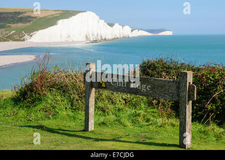 Klippenrand Warnschild am Seven Sisters Country Park in der Nähe von Seaford, South Downs Way, South Downs National Park, East Sussex England Großbritannien Stockfoto