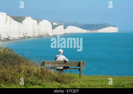 Besucher von Seaford Head mit Blick auf Seven Sisters Kreidefelsen, South Downs Way, South Downs National Park, East Sussex England Großbritannien Stockfoto