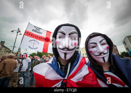 London, UK. 13. September 2014.  English Defence League Massenprotest in Rotherham 2014 Credit: Guy Corbishley/Alamy Live-Nachrichten Stockfoto