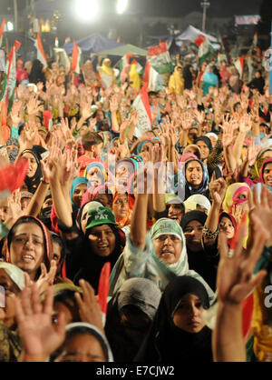 Islamabad, Pakistan. 13. Sep, 2014. Anhänger der religiösen Führer Tahir-Ul-Qadri aufrichten Hände während einer Anti-Regierungs-Protest vor dem Parlamentsgebäude in Islamabad, der Hauptstadt von Pakistan, am 13. September 2014. © Ahmad Kamal/Xinhua/Alamy Live-Nachrichten Stockfoto