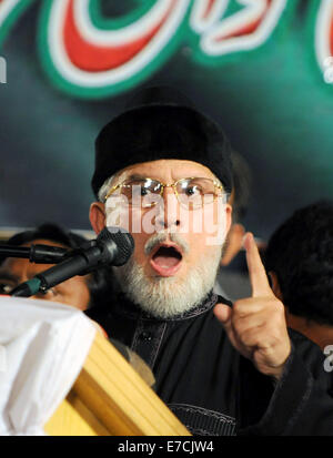 Islamabad, Pakistan. 13. Sep, 2014. Religionsführer Tahir-Ul-Qadri spricht zu seinen Anhängern während einer Anti-Regierungs-Protest vor dem Parlamentsgebäude in Islamabad, der Hauptstadt von Pakistan, am 13. September 2014. © Ahmad Kamal/Xinhua/Alamy Live-Nachrichten Stockfoto