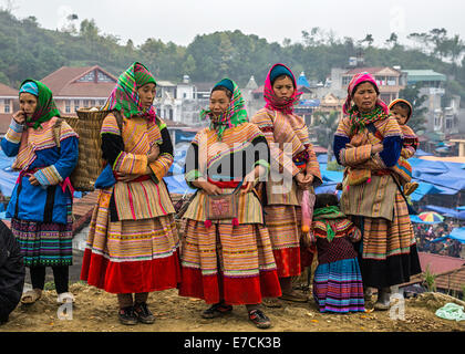 Hmong Frauen in traditioneller Tracht auf Sonntagsmarkt warten und chatten. Stockfoto