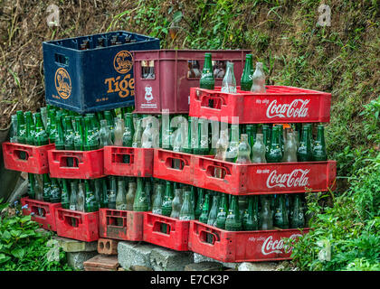 Kisten von leeren Coca Cola, Sprite Soda und Tiger Bierflaschen. Stockfoto