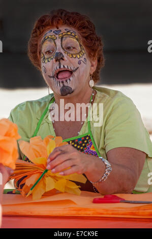 Eine Frau mit ihrem Gesicht gemalt, als ein Schädel an der 2013 "Dia Del Muerto" passiert in der "Casa De La Guerra" Werft in Santa Barbara Stockfoto