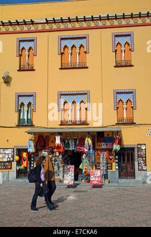 Das Triunfo Square und Souvenir Shop, Cordoba, Region von Andalusien, Spanien, Europa Stockfoto