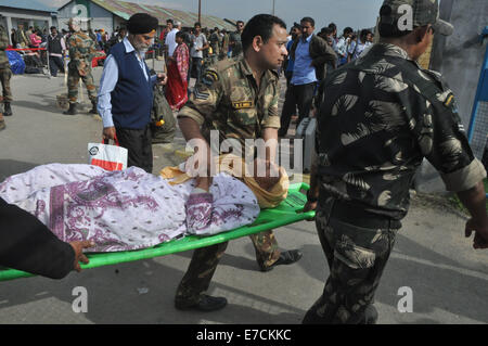 Indian Air Force Soldaten verschieben eine ältere Dame, die von Überschwemmungen in Kaschmir, während der Rettungs- und Hilfskräfte Vorgänge nach Überschwemmungen in Srinagar am 12. September 2014 evakuiert. Überschwemmungen und Erdrutsche von Tagen von heftigen Monsunregen haben jetzt mehr als 450 lebt in Pakistan und Indien, mit Krankenhäusern, die kämpfen, um mit der Katastrophe fertig zu werden behauptet © Stringer/Pacific Press/Alamy Live News Stockfoto