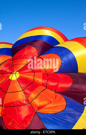 Top Rosettenform von einem teilweise überhöhten Heißluftballon Stockfoto