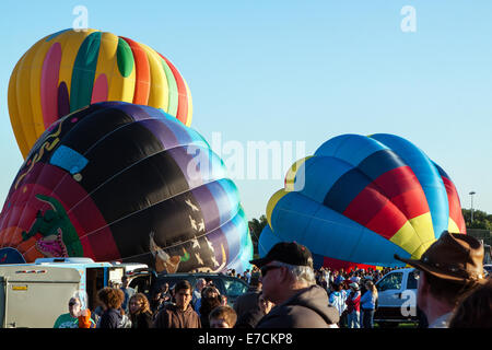 Luftballons werden aufgeblasen und für den Start vorbereitet Stockfoto