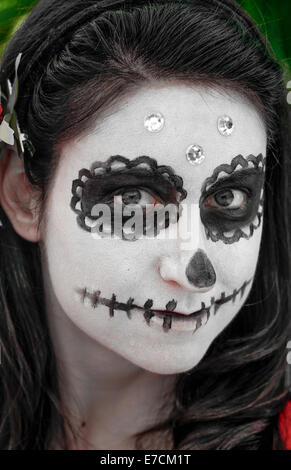 Eine Frau mit ihrem Gesicht gemalt als ein Schädel an das 2013 "Dia Del Muerto" Happening im Santa Barbara Museum of Art, Stockfoto