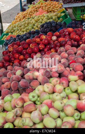 Ein Obst-Stall auf dem alten Markt in der alten Stadt von Nazareth, Israel Stockfoto