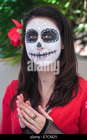 Eine Frau mit ihrem Gesicht gemalt als ein Schädel an das 2013 "Dia Del Muerto" Happening im Santa Barbara Museum of Art, Stockfoto