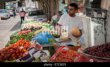 Ein Gemüse-Anbieter auf seinem Stand, alten Markt in der alten Stadt von Nazareth, Israel Stockfoto