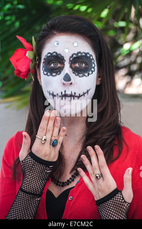 Eine Frau mit ihrem Gesicht gemalt als ein Schädel an das 2013 "Dia Del Muerto" Happening im Santa Barbara Museum of Art, Stockfoto