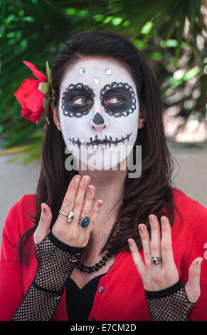 Eine Frau mit ihrem Gesicht gemalt als ein Schädel an das 2013 "Dia Del Muerto" Happening im Santa Barbara Museum of Art, Stockfoto