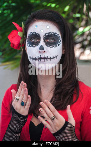 Eine Frau mit ihrem Gesicht gemalt als ein Schädel an das 2013 "Dia Del Muerto" Happening im Santa Barbara Museum of Art, Stockfoto