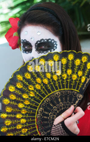 Eine Frau mit ihrem Gesicht gemalt als ein Schädel an das 2013 "Dia Del Muerto" Happening im Santa Barbara Museum of Art, Stockfoto